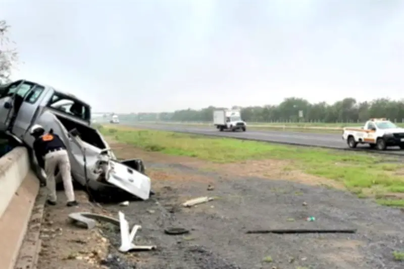 Conductor embiste y destruye camioneta en accidente vial en Escobedo
