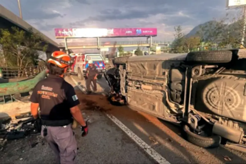 Conductor se estrella contra barandal y vuelca en avenida Morones Prieto