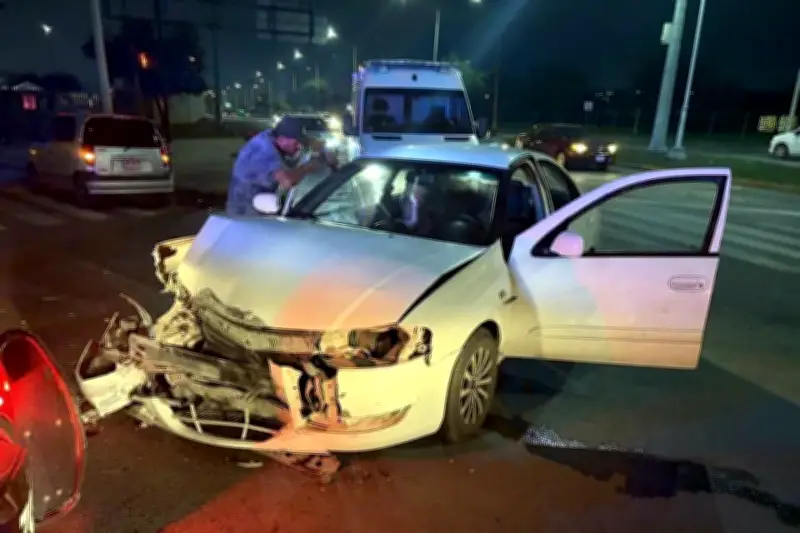 Conductor se pasa semáforo en rojo y provoca accidente con tres mujeres lesionadas