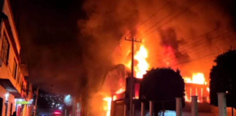 Controlan intenso incendio en fábrica de pegamentos en Xalostoc, Ecatepec