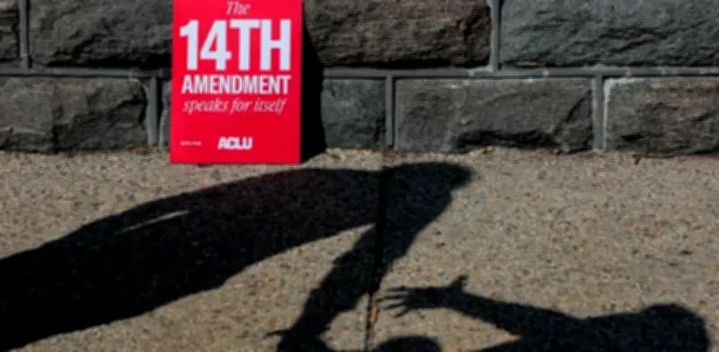 Corte Suprema de EU examina polémica orden de Trump sobre ciudadanía por nacimiento