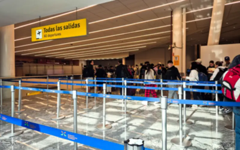 Crisis energética global dispara tarifas aéreas y reduce vuelos, afectando viajeros