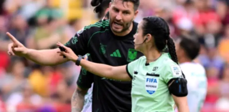 Críticas a árbitra Katia Itzel García por trato informal con Gignac en Necaxa vs Tigres