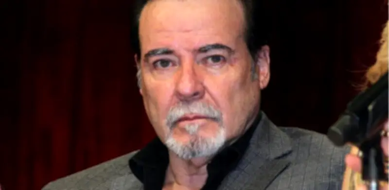 César Évora alerta sobre fraudes con saludos falsos usando su imagen y voz