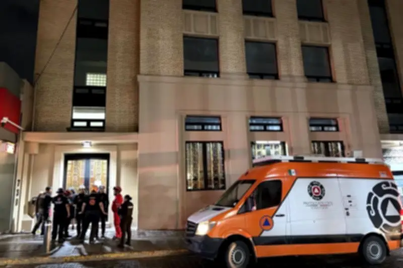 Cuatro Personas Quedan Atrapadas en Elevador en Edificio de la Ciudad de México