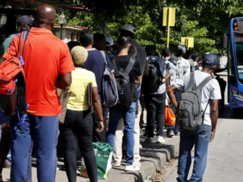 Cuba denuncia asedio de EE.UU. y prepara defensa ante amenaza militar