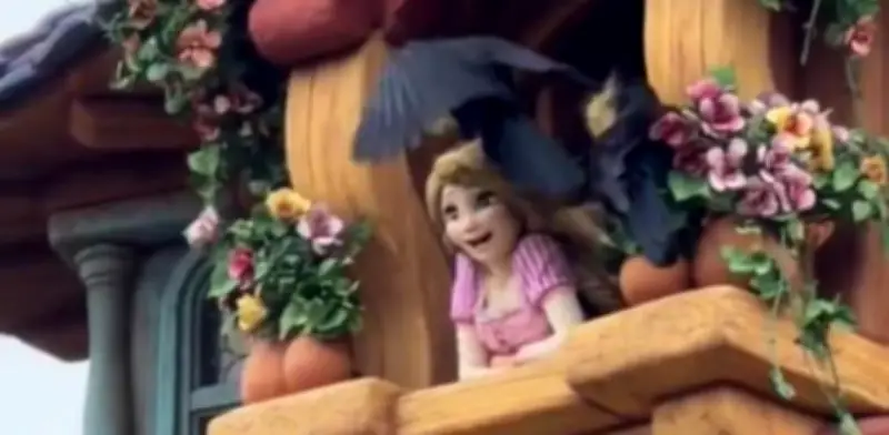 Cuervos 'atacan' a Rapunzel en Disney Tokio y Olaf se desploma en París