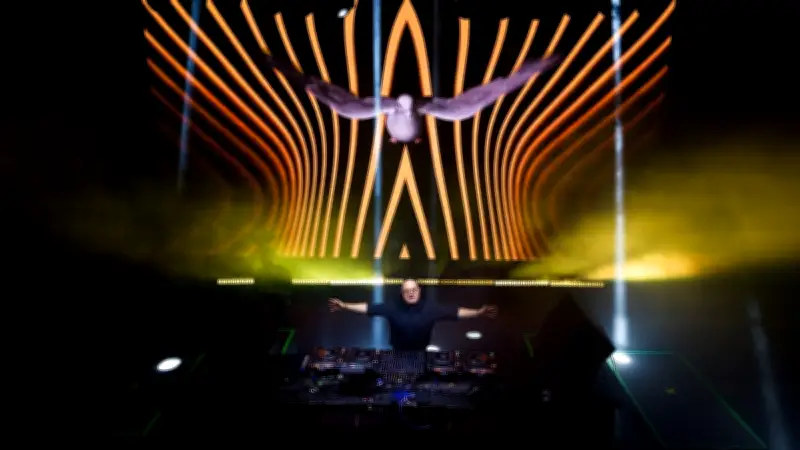 Cura DJ argentino rinde homenaje al Papa Francisco con masivo concierto electrónico