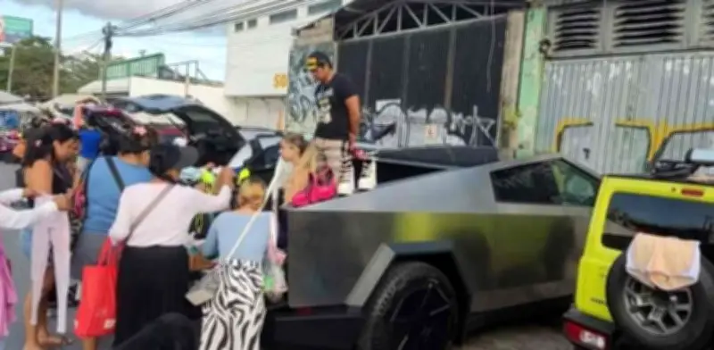 Cybertruck de Vanessa Bohórquez se convierte en puesto de ropa en tianguis de Cancún