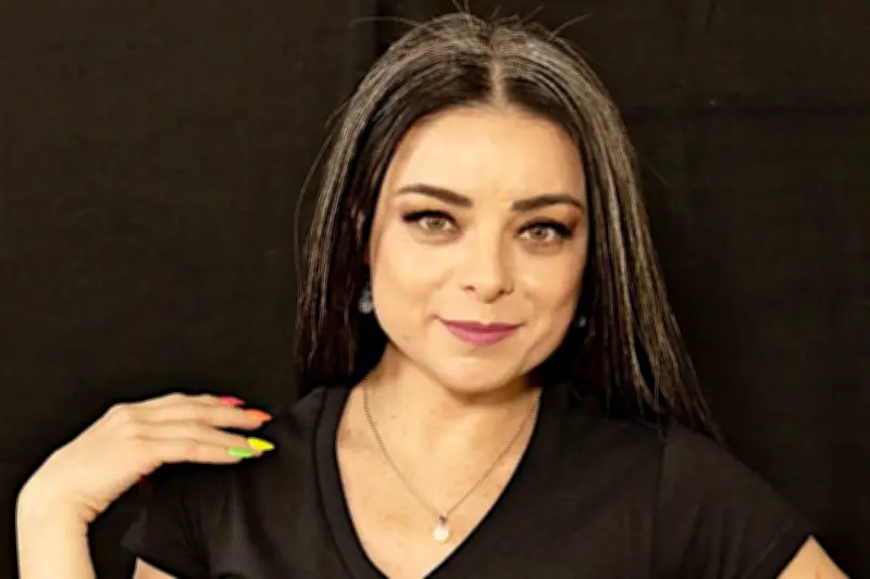 Da Violeta Isfel su voz a historias de violencia y superación en nuevo proyecto