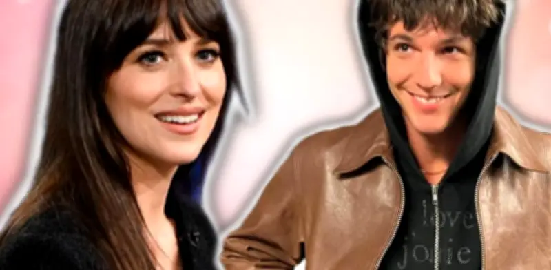 Dakota Johnson y Role Model confirman romance con beso público en Los Ángeles