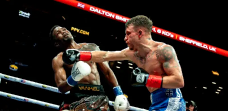 Dalton Smith noquea a Subriel Matías y celebra en pub con cervezas y aficionados