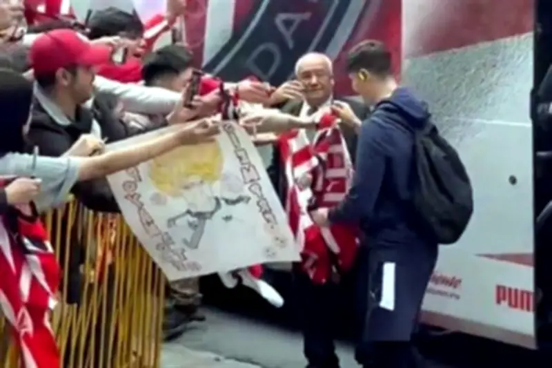 Decenas de fanáticos reciben con pasión al Guadalajara en Monterrey