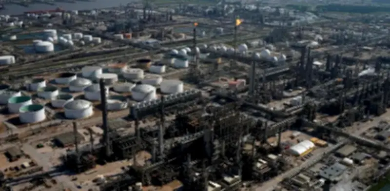 Derrame de diésel en refinería Deer Park de Pemex fue controlado tras maniobra de barcos