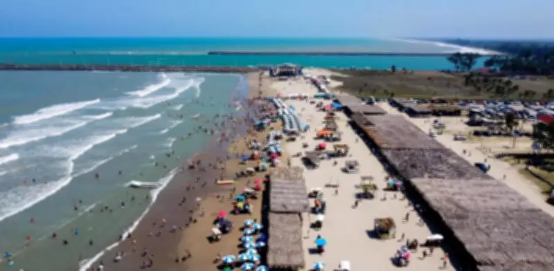 Derrame de Hidrocarburo No Frena el Turismo en Playas de Veracruz: Una Realidad Contradictoria