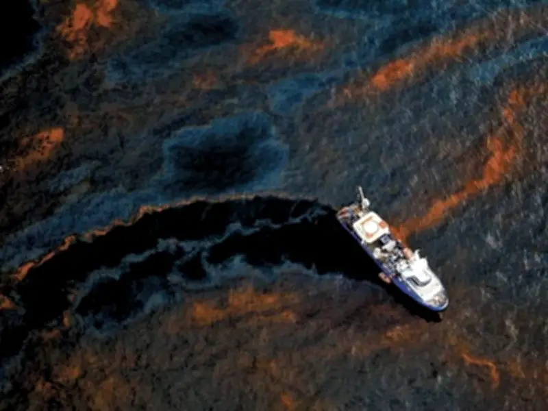Derrame de petróleo en el Golfo de México afecta 600 km de costa en tres estados