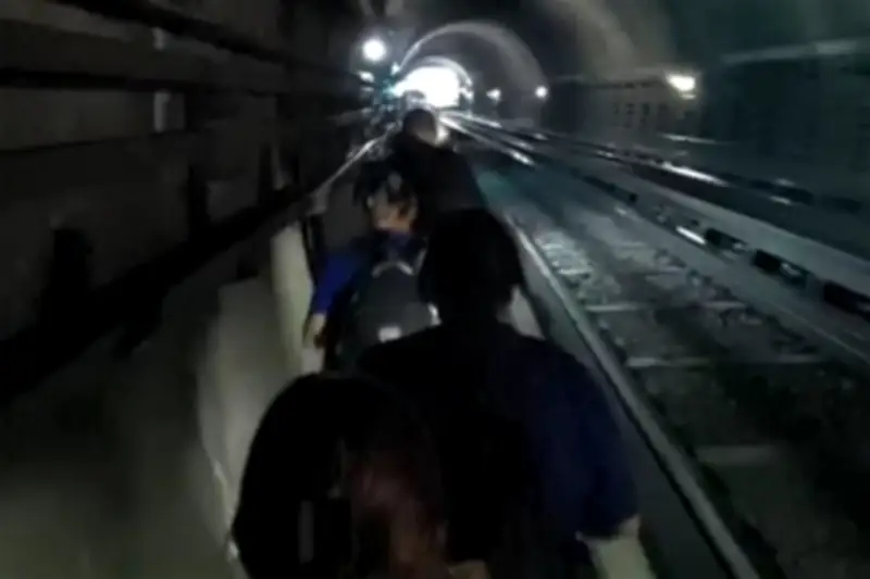 Desalojan a usuarios del Metro por riesgo en vías de la Línea 3 en CDMX