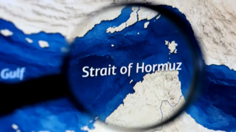 Destructores de EE.UU. cruzan el estrecho de Ormuz tras diálogo con Irán