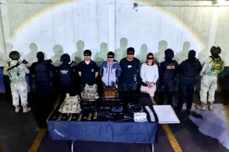 Detienen a cuatro sujetos con arsenal y drogas en Santa Catarina, Nuevo León