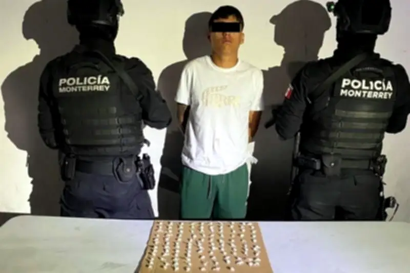 Detienen a hombre con regalo navideño que contenía 111 dosis de cocaína en Nuevo León