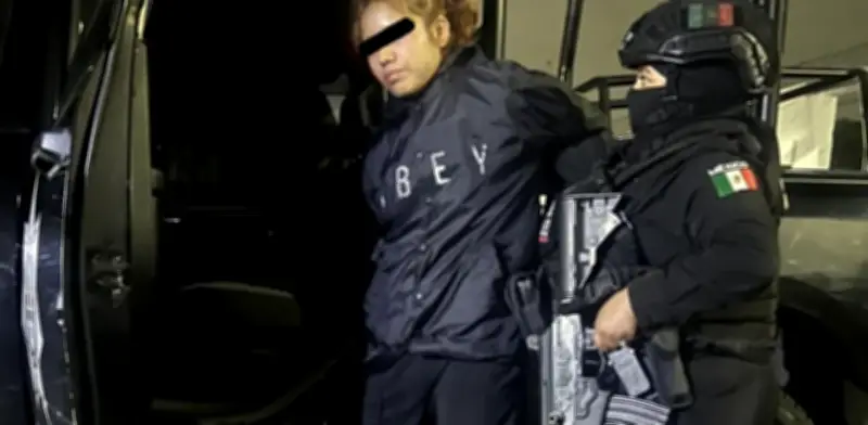 Detienen a joven por narcomenudeo mientras fumaba marihuana en vía pública de Monterrey