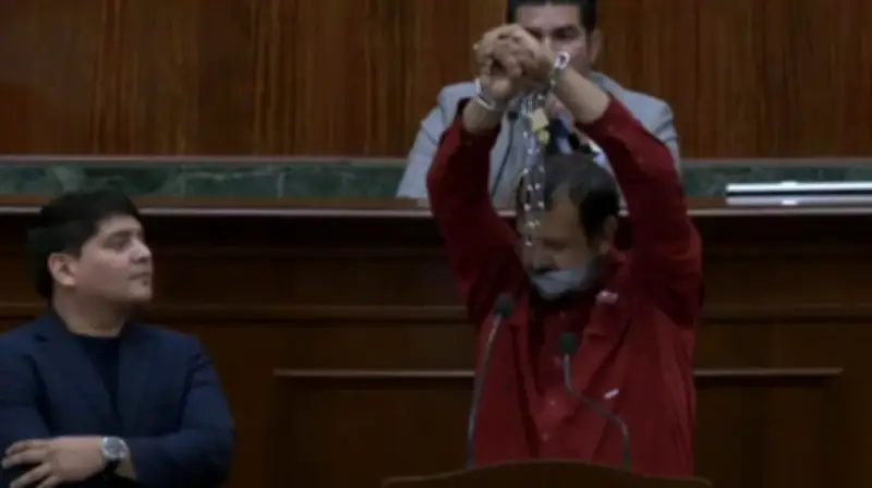 Diputado de Morena se encadena y amordaza en Congreso de Sinaloa en protesta por inclusión de 'gobernadora'