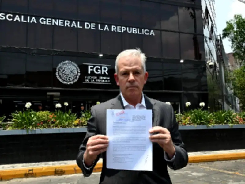 Diputado panista denuncia a Marcelo Ebrard por uso de residencia diplomática para su hijo