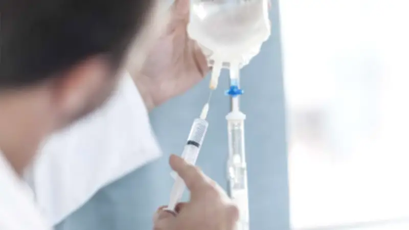 Doctor de Sonora enfrenta 8 investigaciones por muertes con sueros vitaminados