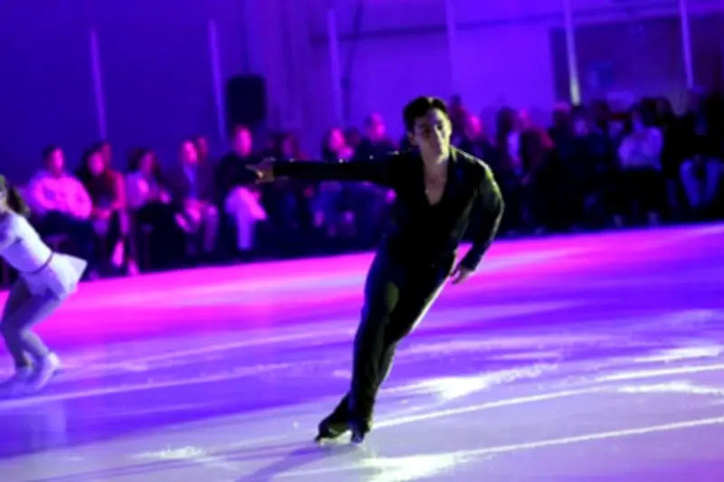 Donovan Carrillo conquista a los regios con su talento en el patinaje artístico