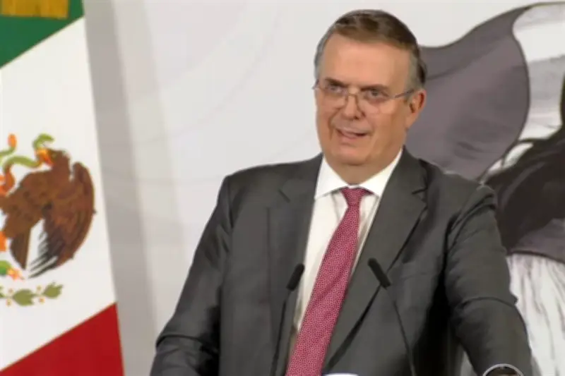 Ebrard defiende que su hijo viva en embajada: 'No es abuso de funciones'