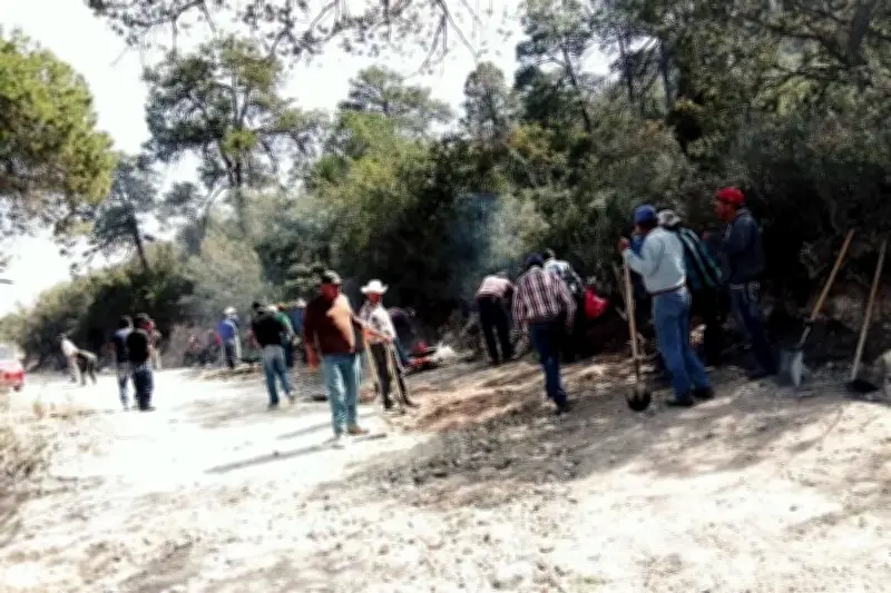 Ejidatarios reparan camino dañado tras falta de apoyo gubernamental en Nuevo León