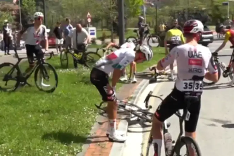 El ciclista mexicano Egan Bernal sufre caída y abandona la Vuelta al País Vasco