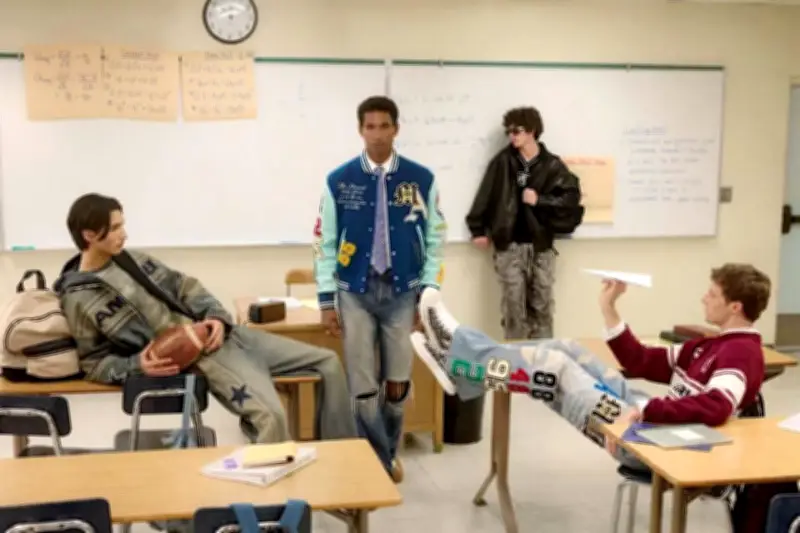 El Estilo Preppy Universitario Regresa con Fuerza en la Moda Mexicana