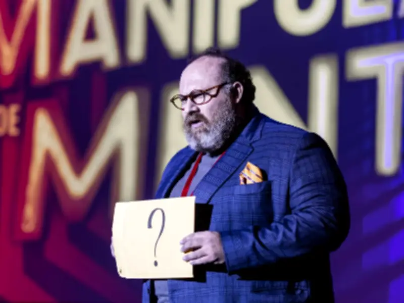 El Manipulador de Mentes: La Comedia del Fracaso en el Teatro Helénico