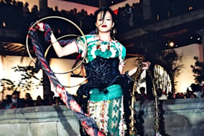 El 'Meximalismo' irrumpe en la moda con bordados, color y estética de barrio