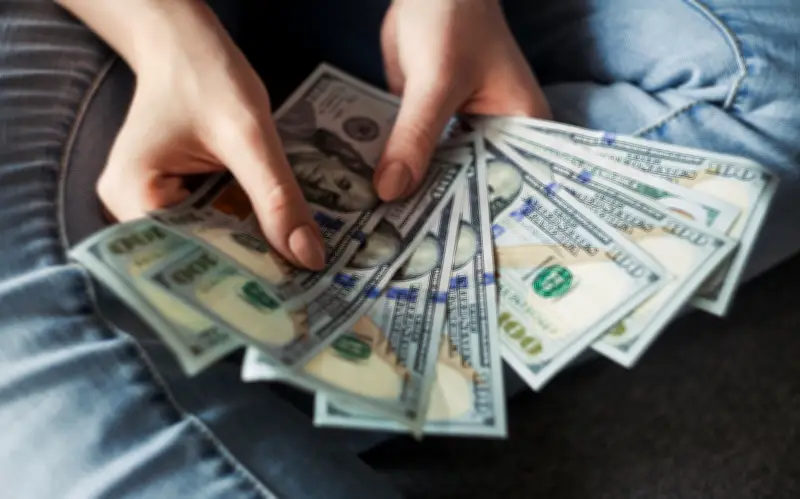 El peso mexicano cede terreno frente al dólar este lunes 20 de abril