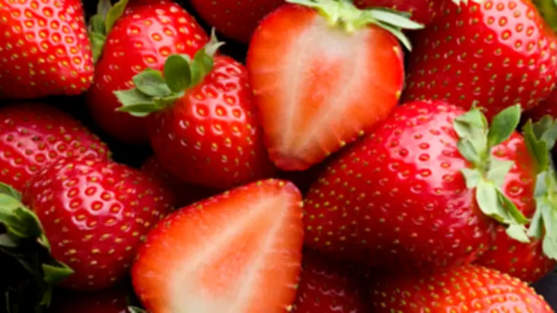 El Truco Culinario para Potenciar la Dulzura Natural de las Fresas Sin Azúcar