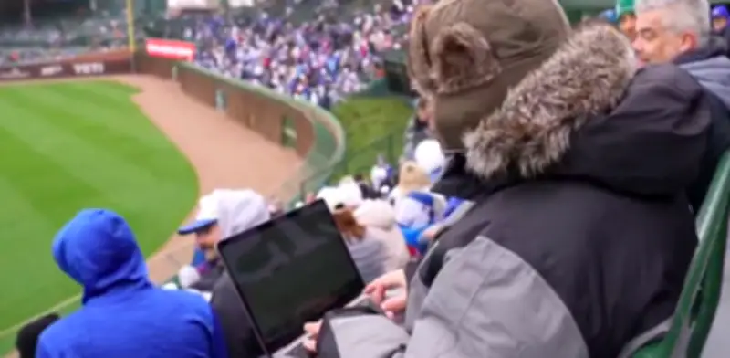 El 'Wrigley Office': El fan que cambió la oficina por las gradas del estadio de los Cubs