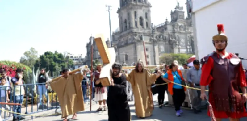 El Zócalo revive la Pasión de Cristo con teatro clásico y música en vivo