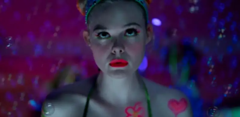 Elle Fanning explora el empoderamiento y los prejuicios en 'Margo tiene problemas de dinero'