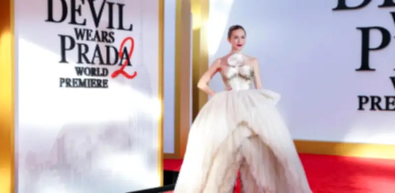 Emily Blunt deslumbra con más de 300 perlas en la premier de 'El diablo viste a la moda 2'