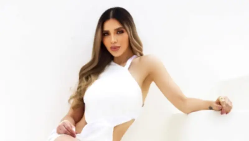 Emma Coronel revela su transformación a 'Barbie latina' con nuevo look brunette