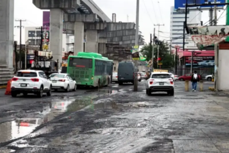 Empeora el tráfico en Miguel Alemán: cierres y baches colapsan la vialidad