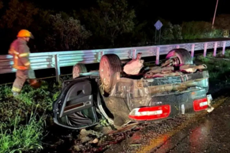Encuentran Auto Volcado en Carretera de Linares: Investigan Causas del Accidente