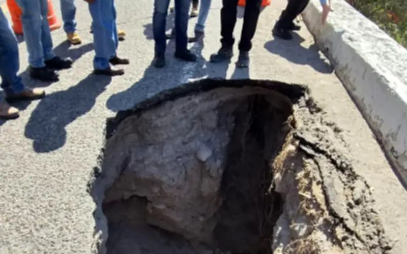 Enorme socavón en carretera Colima-Guadalajara: reparación tomará hasta tres semanas