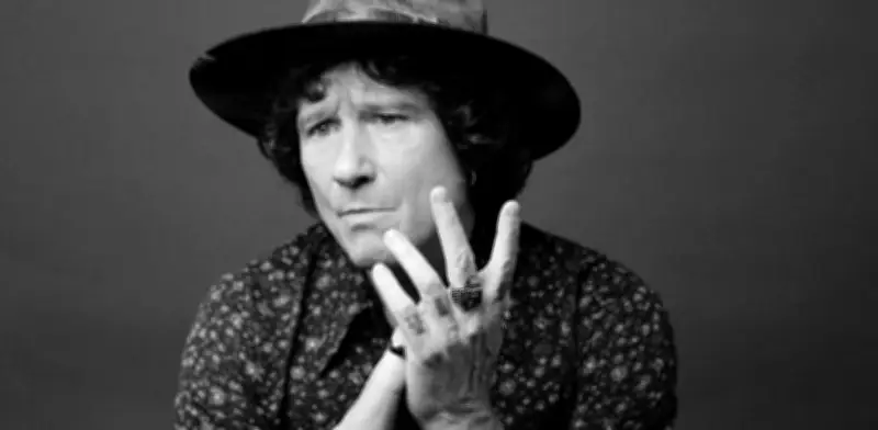 Enrique Bunbury reflexiona sobre la bancarrota espiritual en su nuevo álbum 'De un siglo anterior'