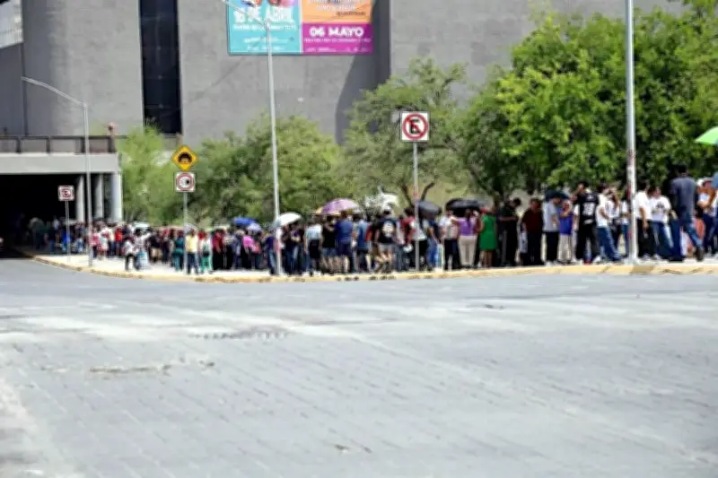 Entre Filas y Oraciones: La Fe que Sostiene a los Mexicanos en la Adversidad