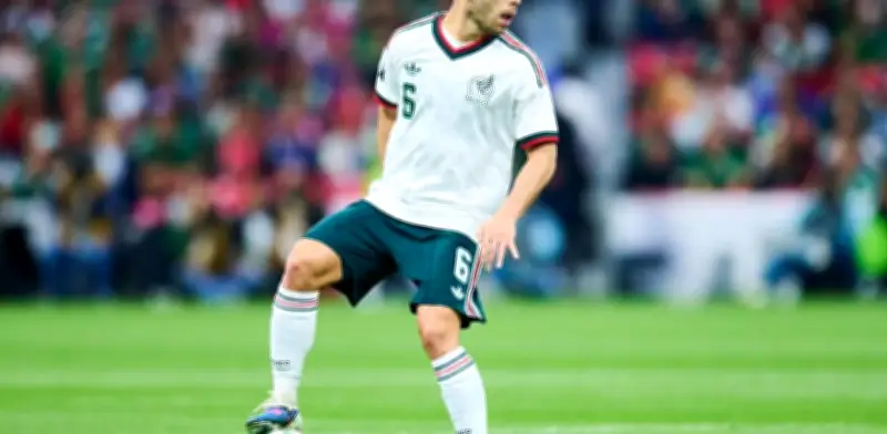 Erik Lira: Cuatro clubes europeos pugnan por el mediocampista mexicano