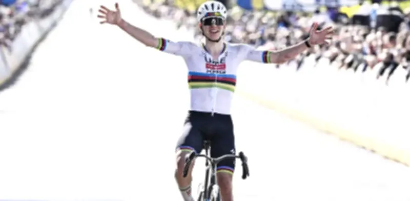 Escándalo en Tour de Flandes: Pogacar cruza paso a nivel en rojo sin sanción