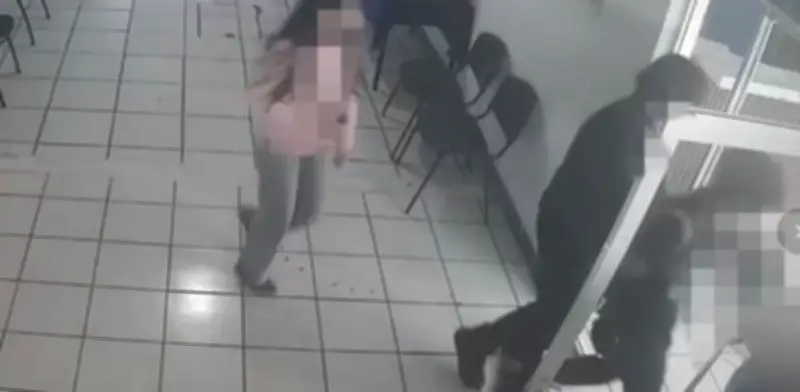 Estudiantes Michoacán detienen a atacante tras asesinar a dos maestras; video difundido